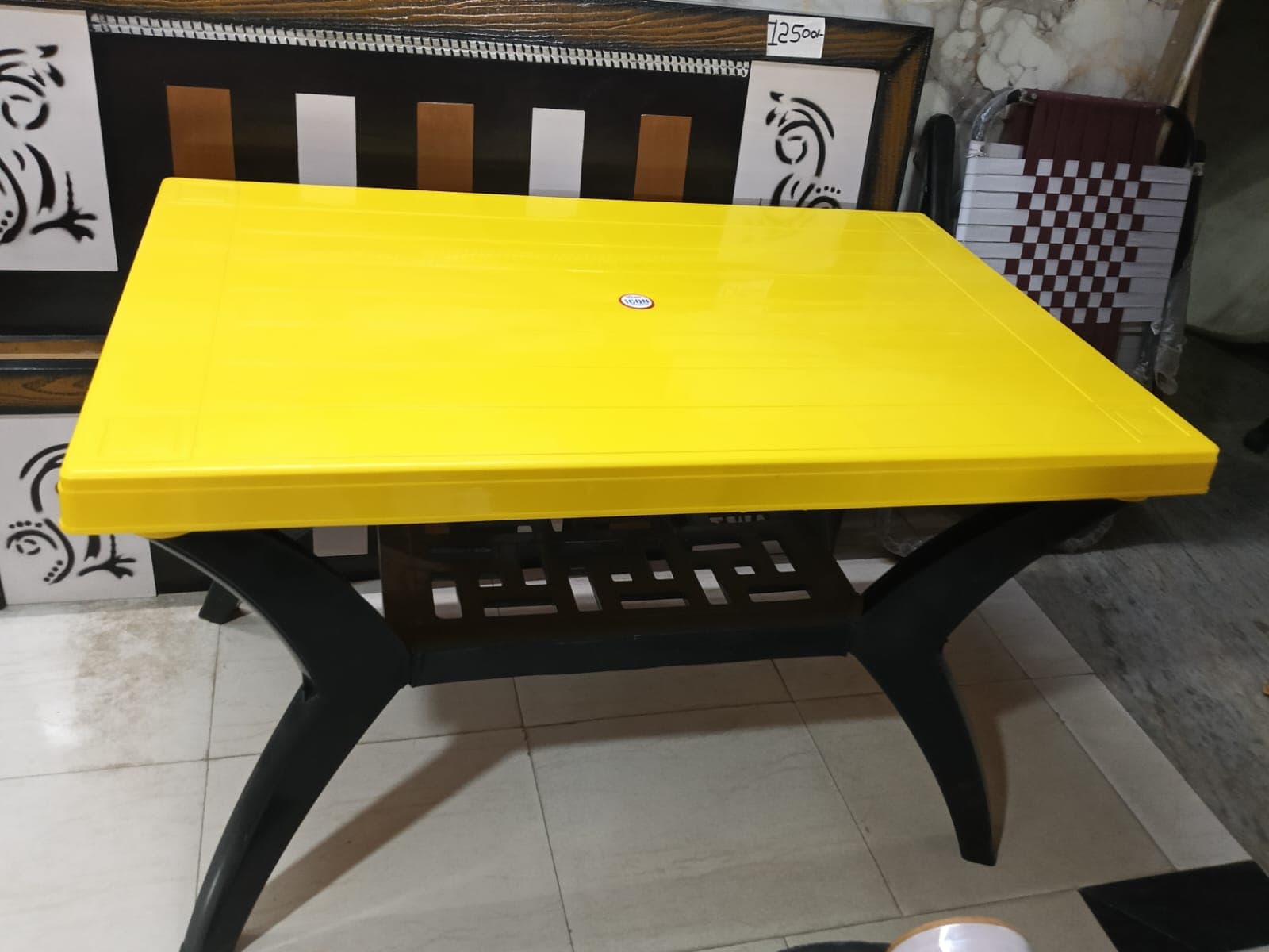 PLASTIC DINING TABLE