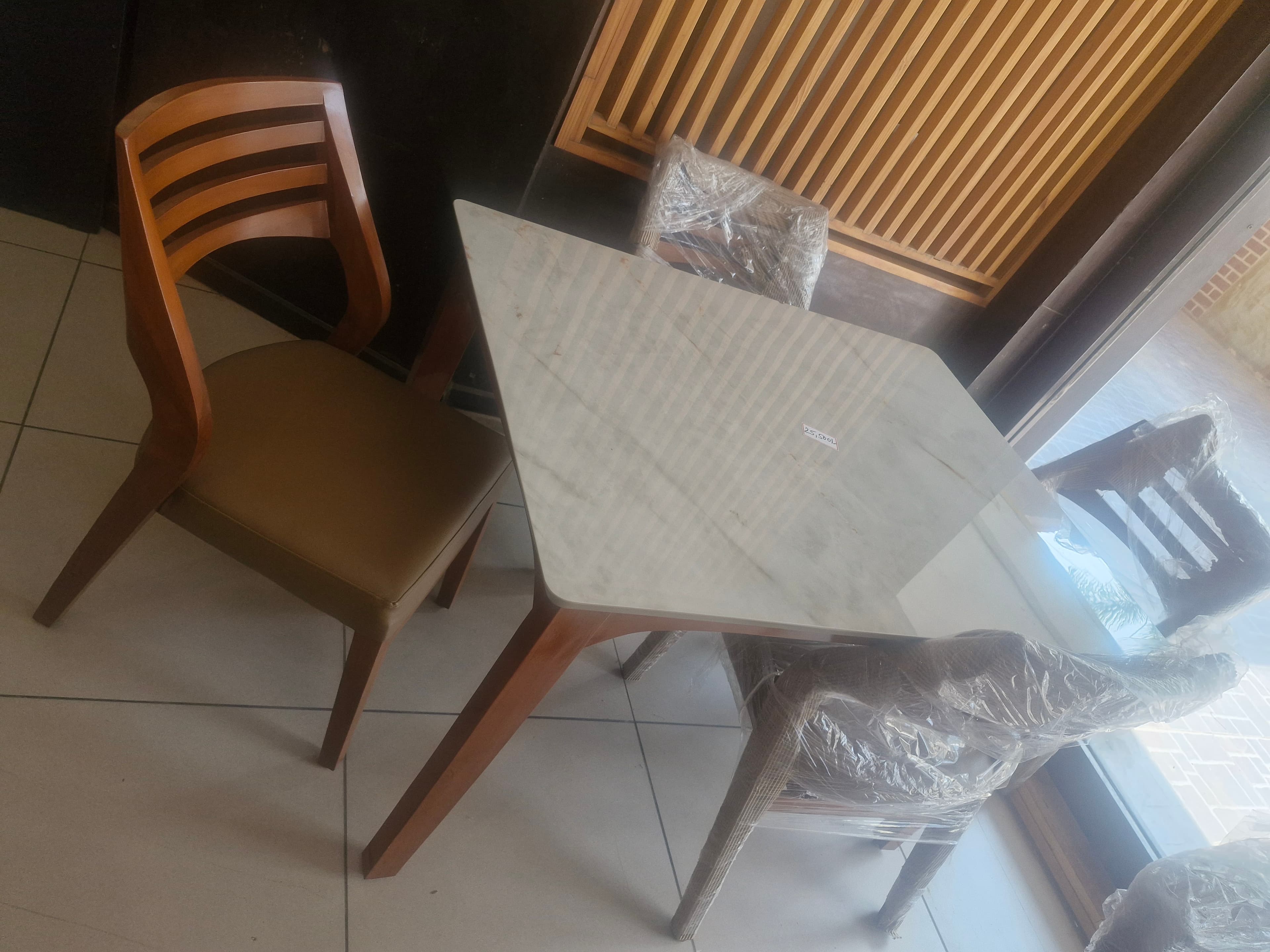 Dinnig table 4 seater