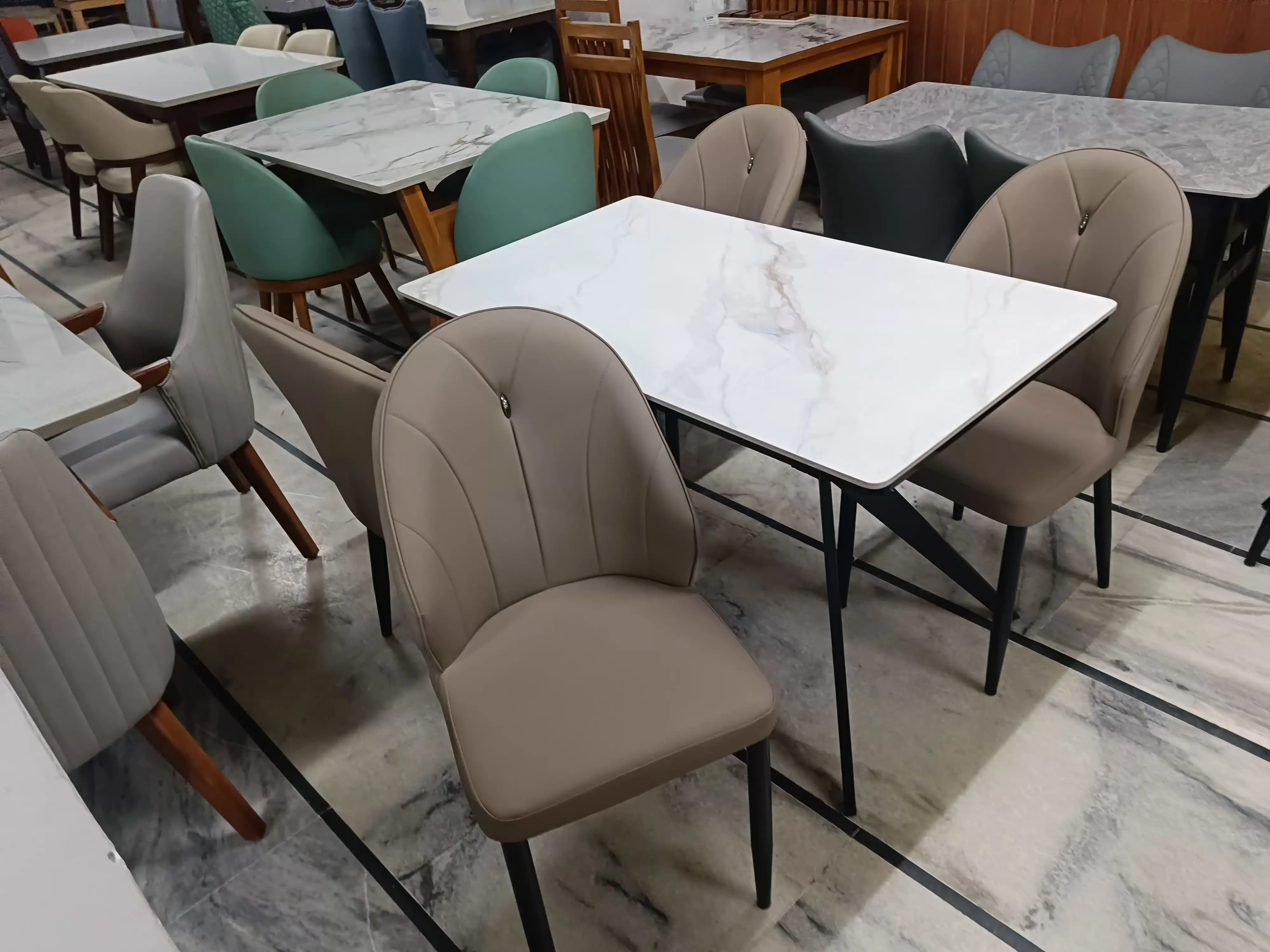 Imp dining table 4 siter